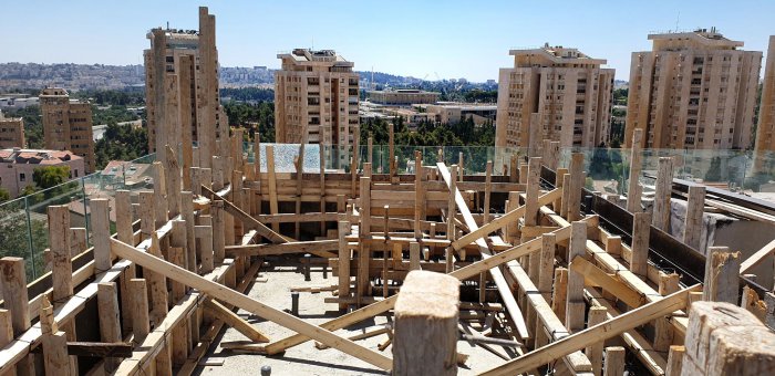 בריכת אינפיניטי עם שחיה נגד הזרם