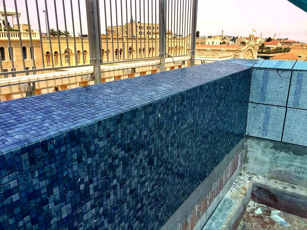 בריכת אינפיניטי עם חיפוי פסיפס מודרני – מראה מרשים