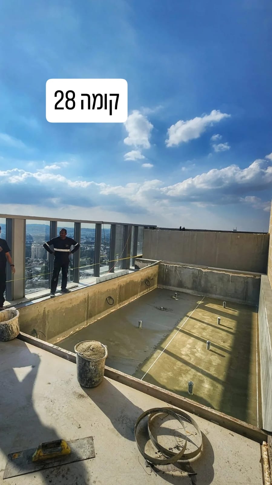 בניית בריכת אינפיניטי בקומה 28 בירושלים – שלב האיטום וחיפוי הפסיפס