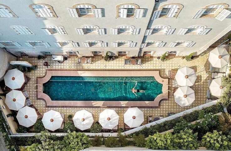 בריכת יוקרה בבית מלון – תכנון ועיצוב מפואר